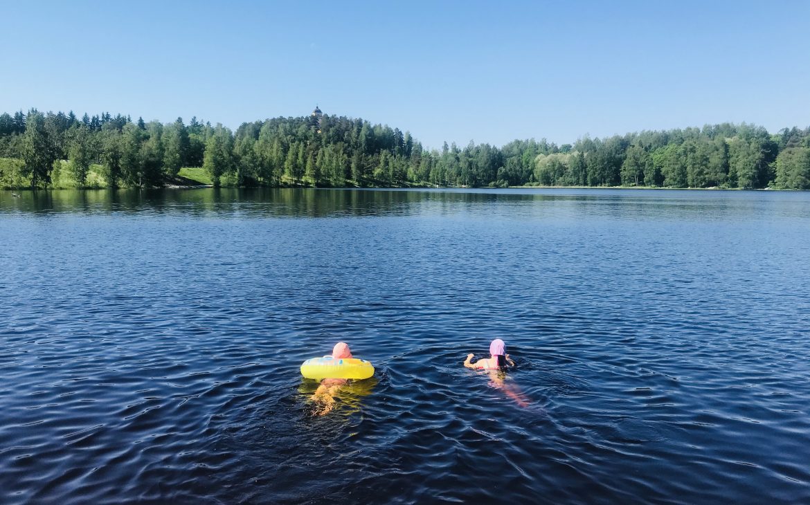 Elluyellow tytöt Nokialla uimassa järvessä.