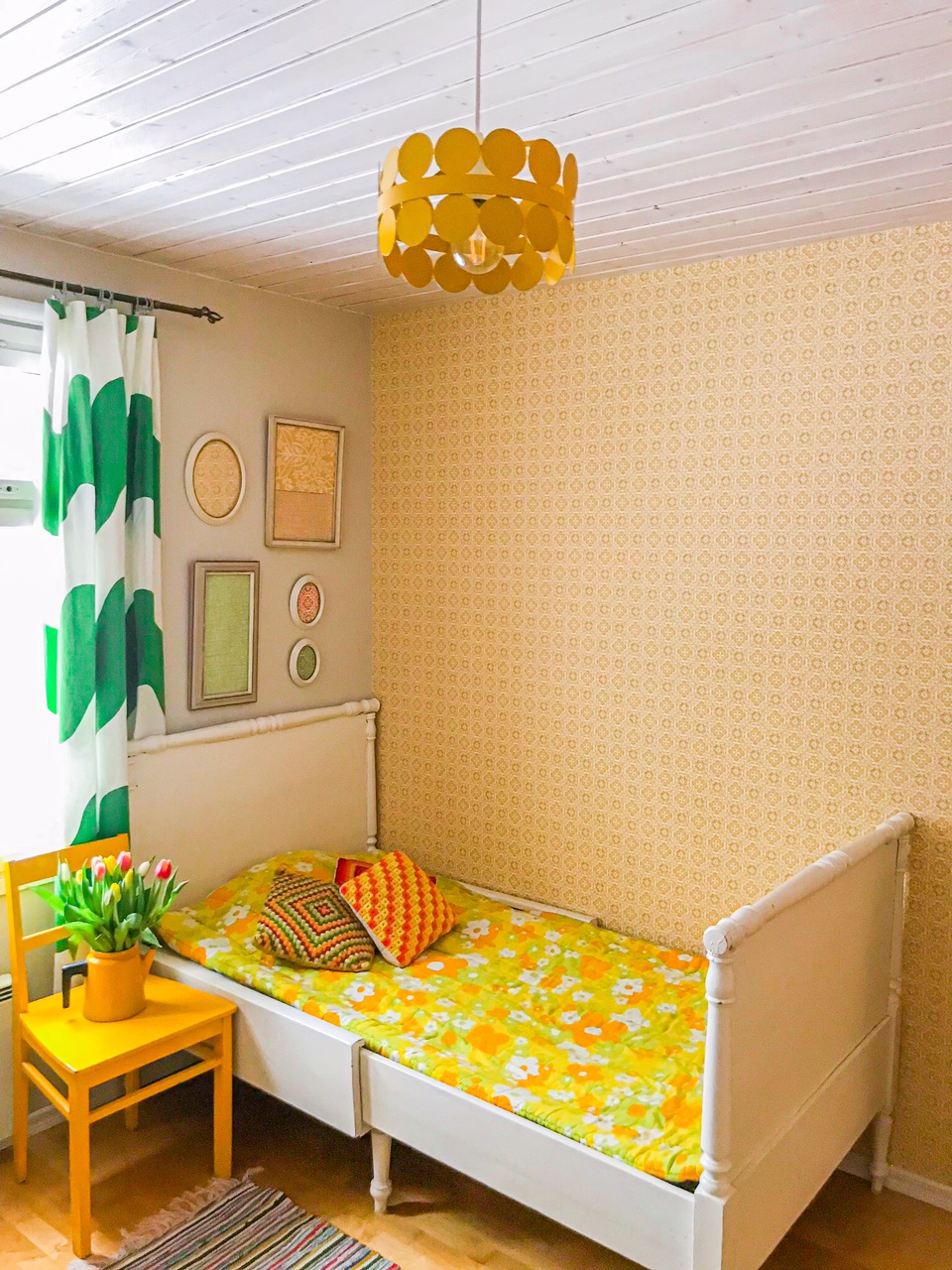 Keltainen ja värikäs lastenhuone