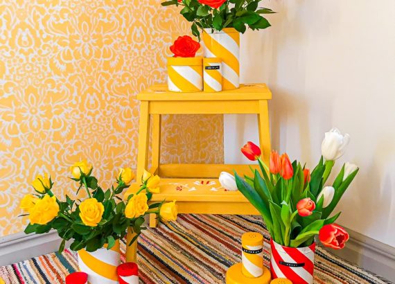 Keltainen retro keittiö, värikkäät kukat