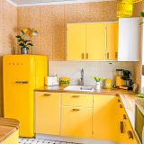Keltainen 50-luvun keittiö