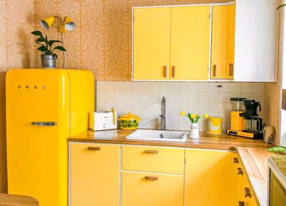 Keltainen 50-luvun keittiö